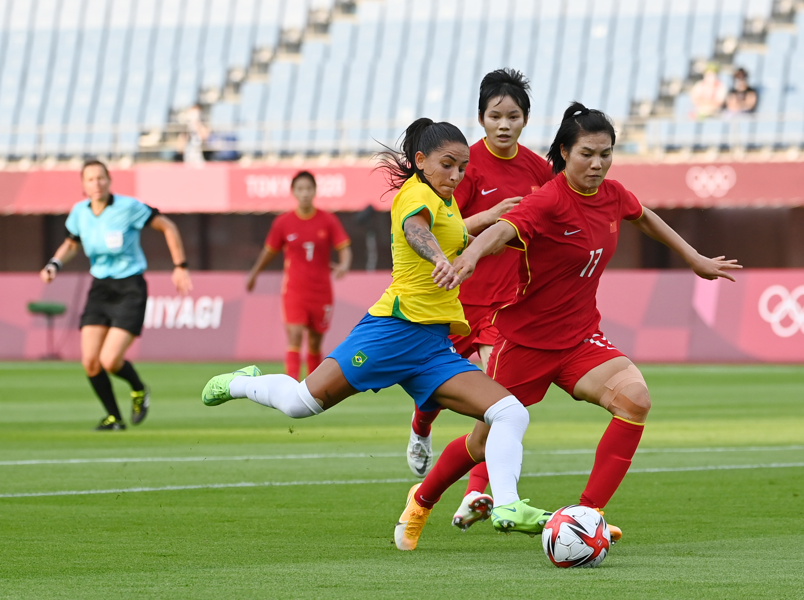 国内女足联赛热门对战登场，场上角逐激烈